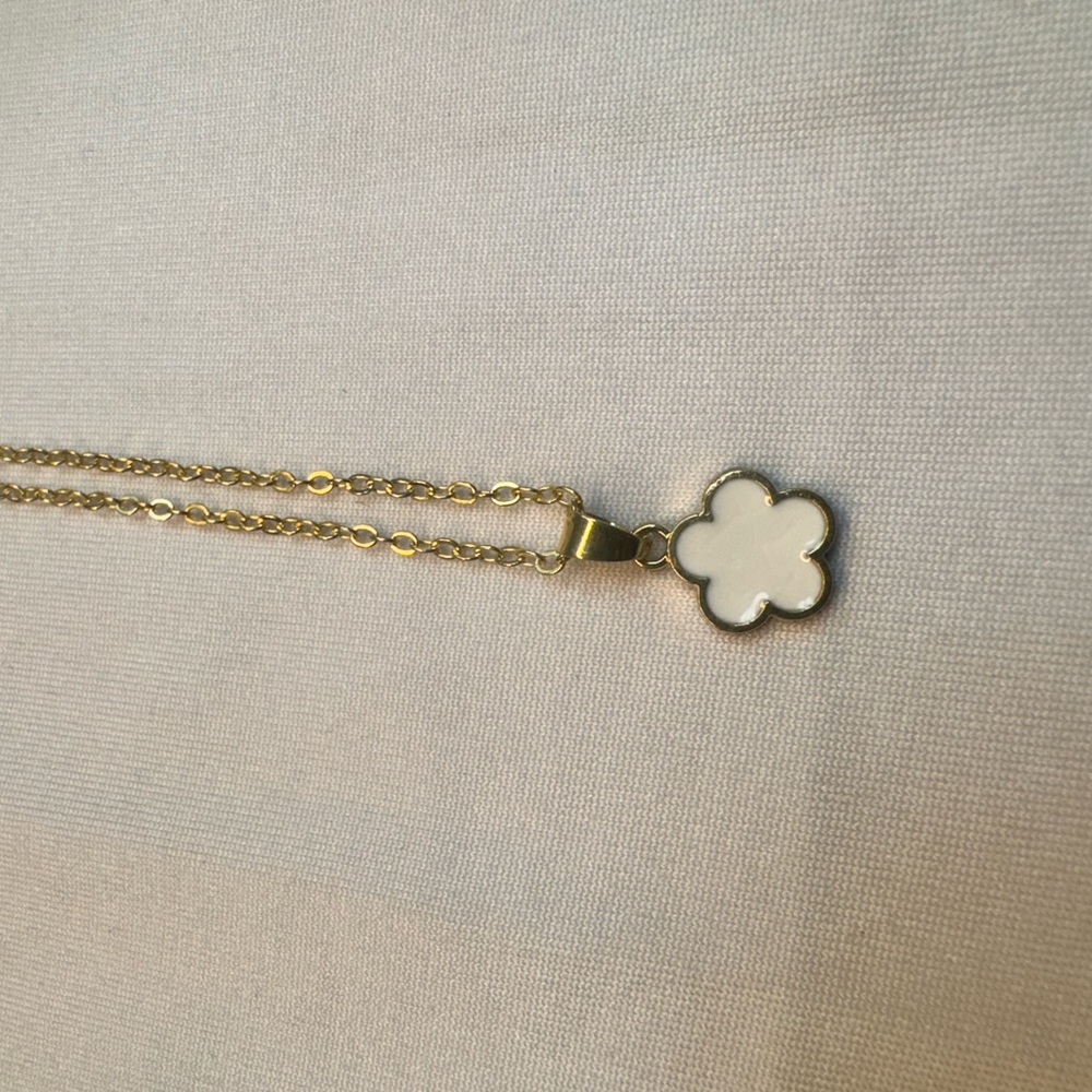 Flower necklace - Picture 2 of 3